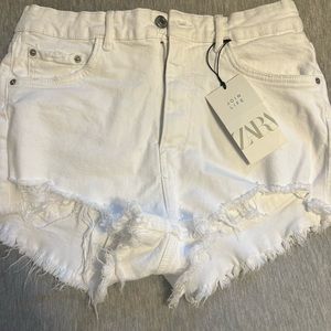 white zara jean shorts